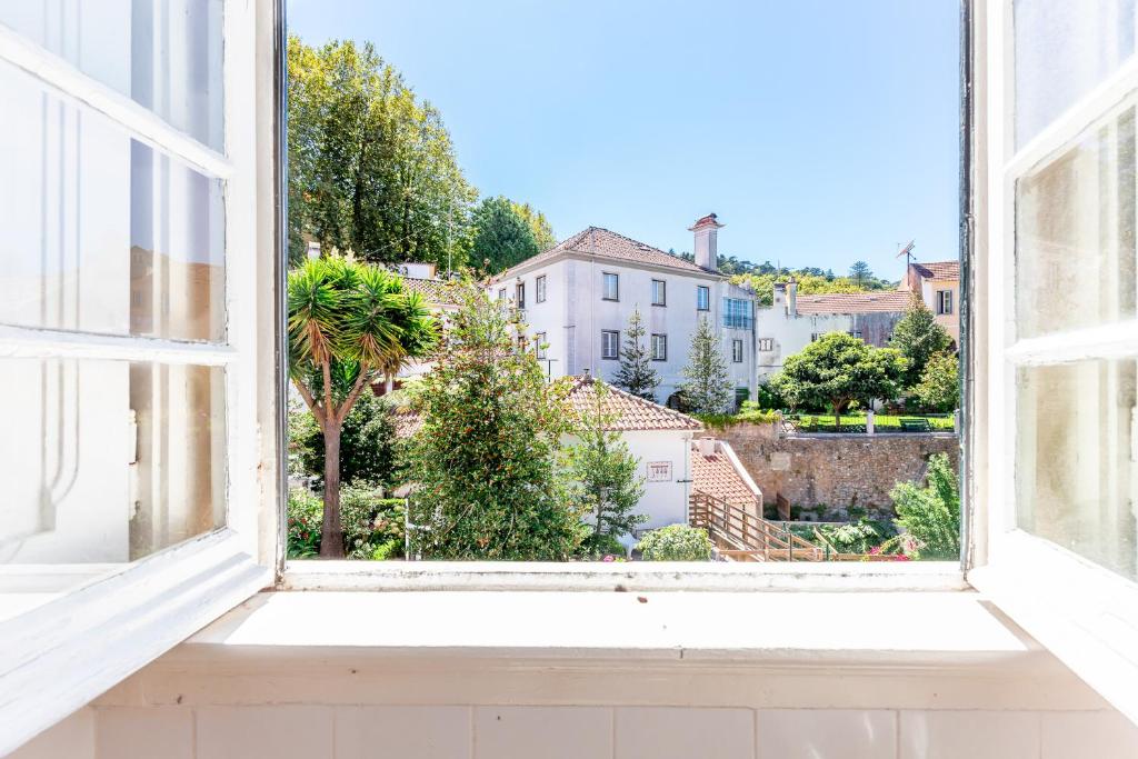 ein offenes Fenster mit Stadtblick in der Unterkunft Wine Inn Villa in Sintra