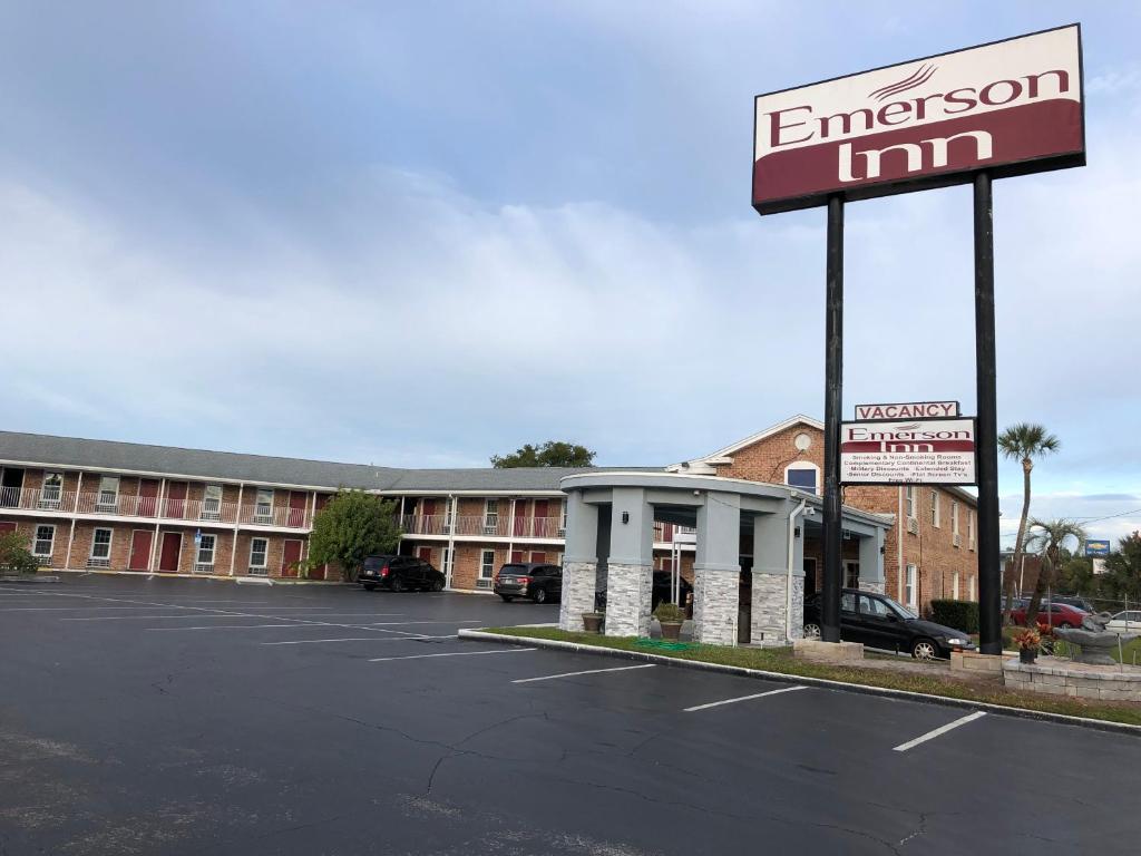 um parque de estacionamento vazio em frente a uma estalagem da embaixada em Emerson Inn - Jacksonville em Jacksonville