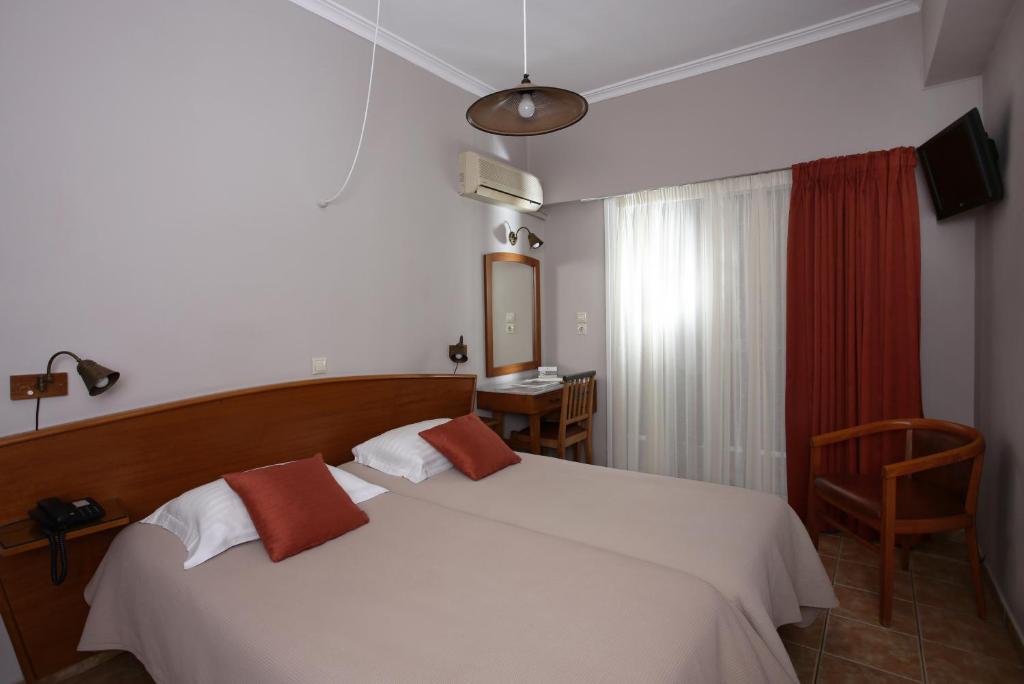 Postel nebo postele na pokoji v ubytování Evripides Hotel