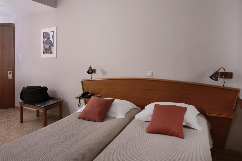 Postel nebo postele na pokoji v ubytování Evripides Hotel