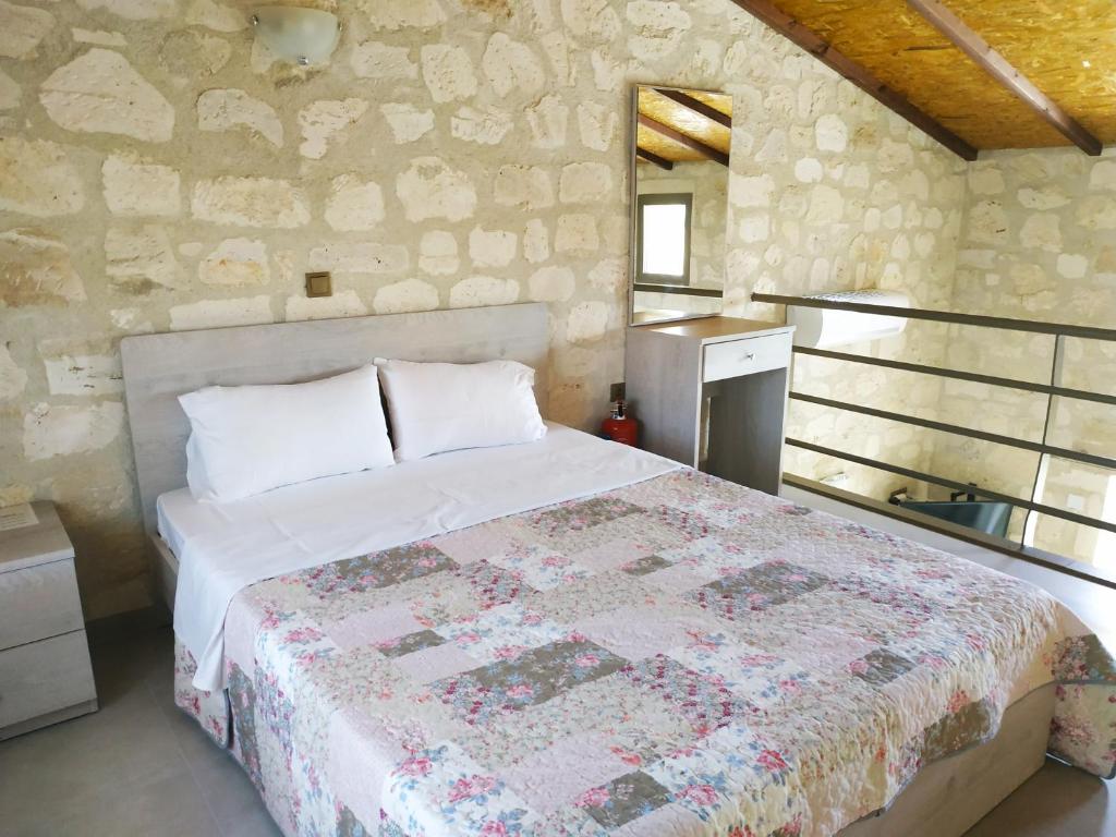 Postel nebo postele na pokoji v ubytování Tsimpoukas Village