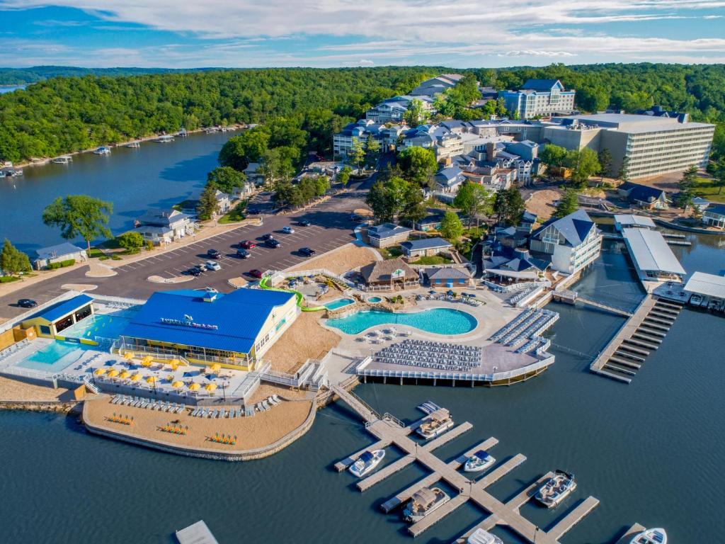 eine Luftansicht eines Yachthafens in einem Resort in der Unterkunft Margaritaville Lake Resort Lake of the Ozarks in Osage Beach