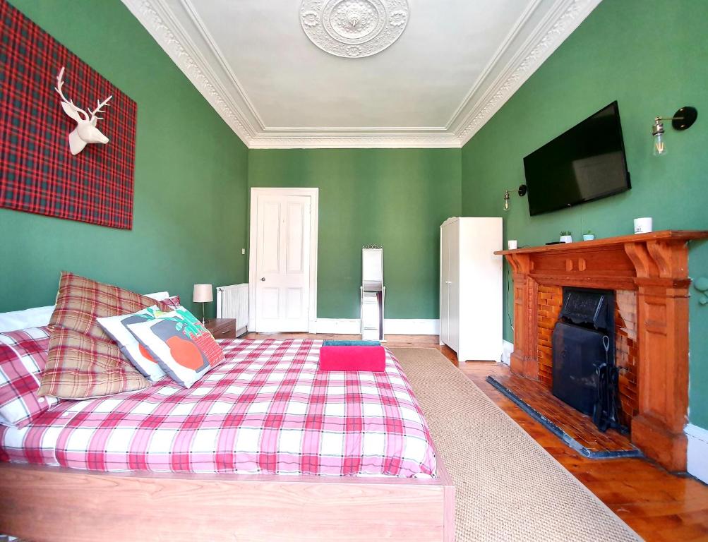 Unwind At A Tranquil, Quirky Flat in West End