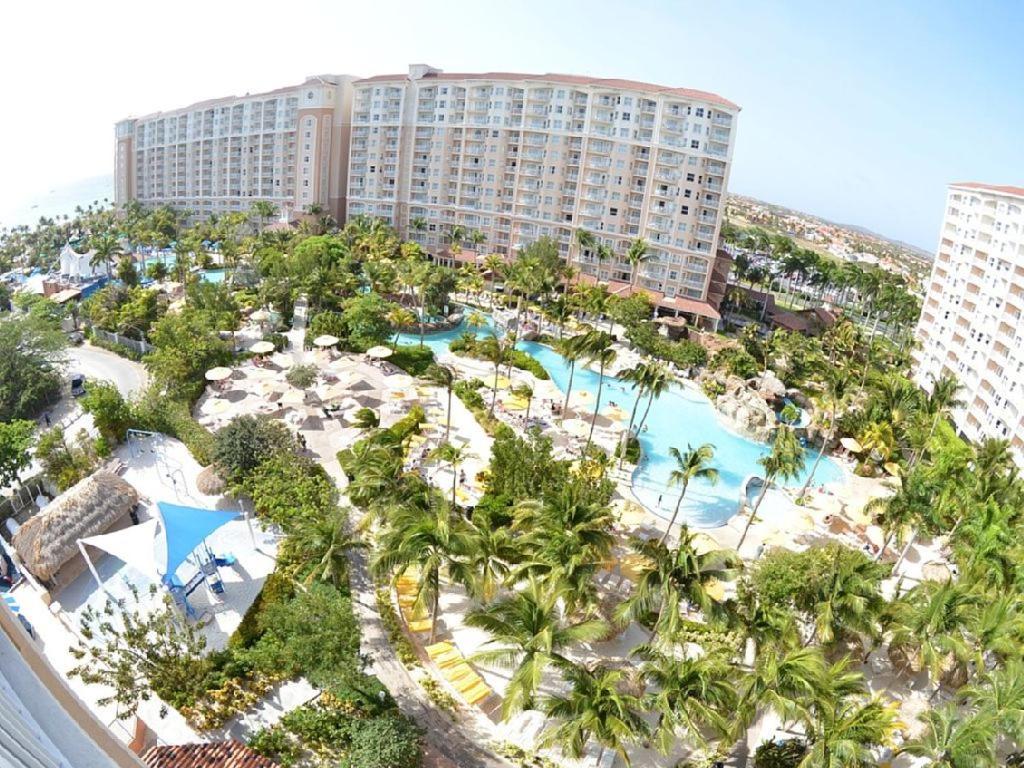 una vista aerea di un resort con piscina di Condos at Marriott Aruba Surf and Ocean BeachFront Clubs a Palm Beach