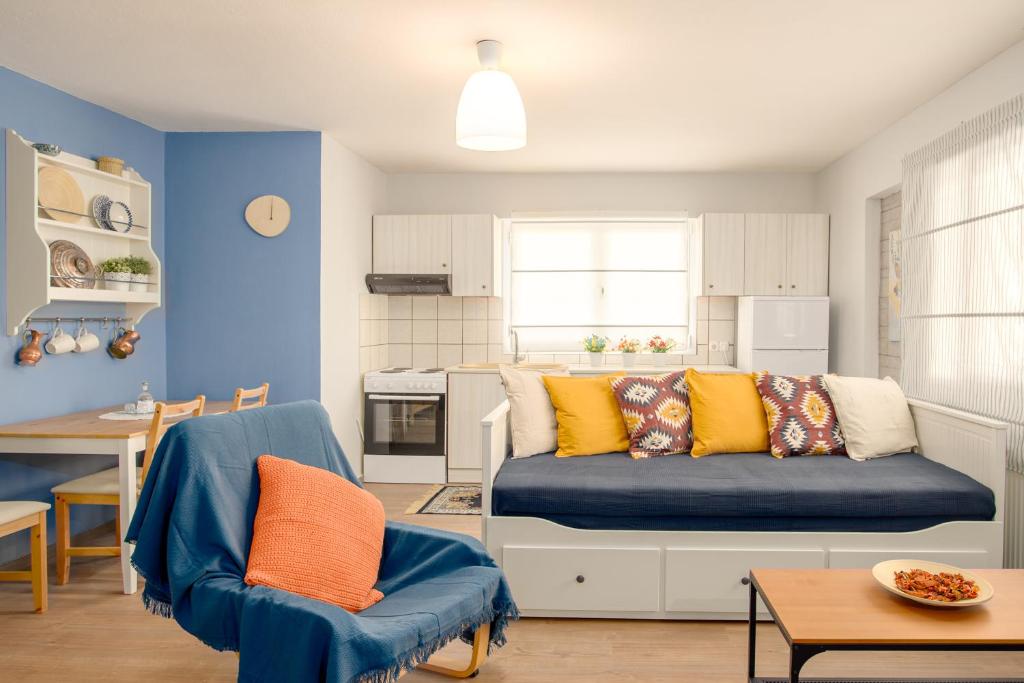 La Casa - traditionally elegant apt 38m2 w prk grd - отзывы и видео