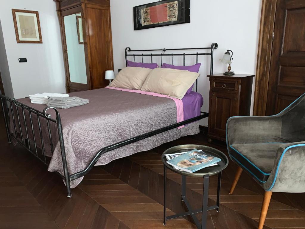 1 dormitorio con 1 cama, 1 silla y 1 mesa en Casa Rattazzi, en Turín