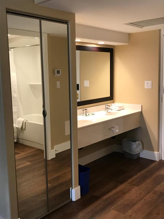 
Deluxe Queen Room with Two Queen Beds
