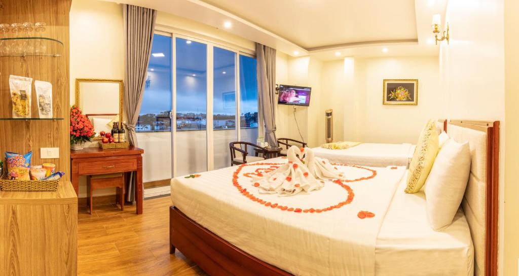 Giường trong phòng chung tại Thanh Do Hotel