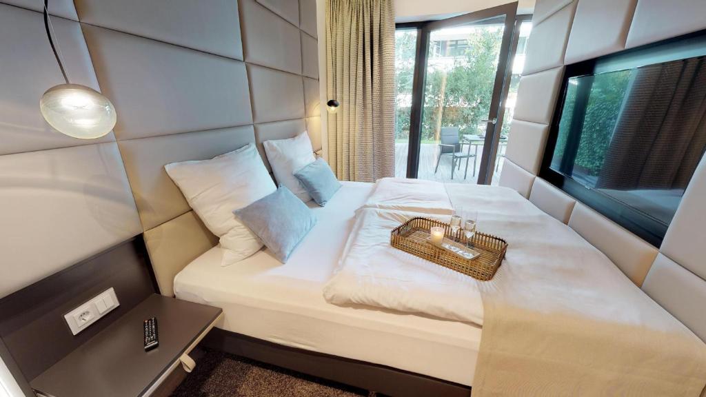een hotelkamer met een bed met een mand erop bij White Pearl Apartment 0.15 in Timmendorfer Strand