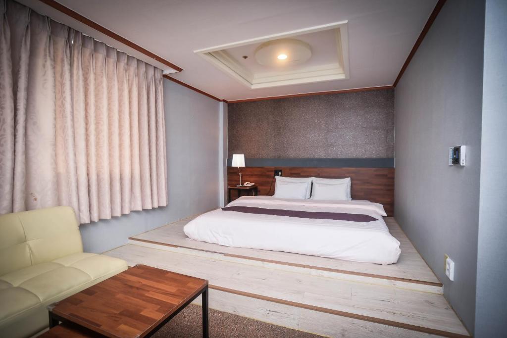 Hotel Noblesse - One-Bedroom Suite