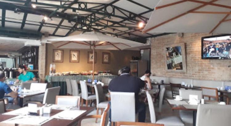 Restaurace v ubytování Loft Confortável e Moderno