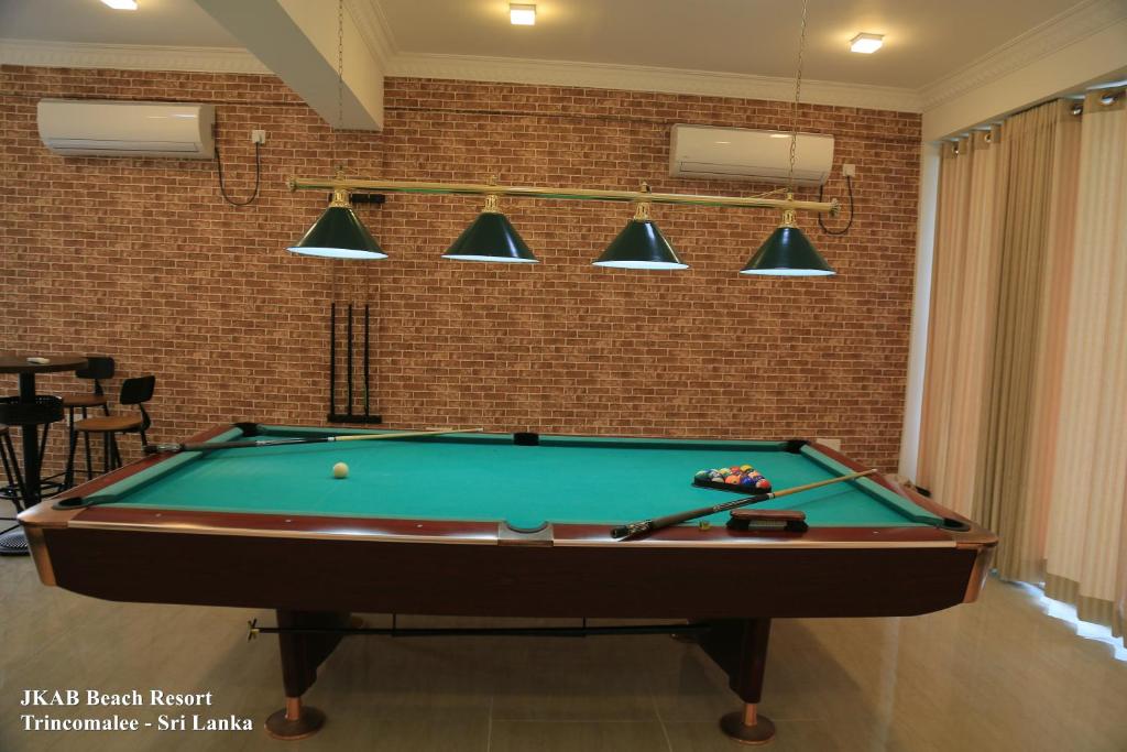 Biliár nebo kulečník v ubytování JKAB Beach Resort
