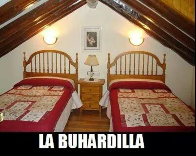 two beds in a room with at Casa Duplex La Buhardilla in Torla-Ordesa