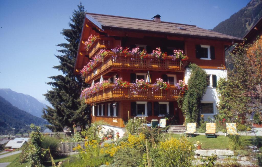 ein Haus mit einem Balkon mit Blumen darauf in der Unterkunft Appart Fernblick in Gaschurn