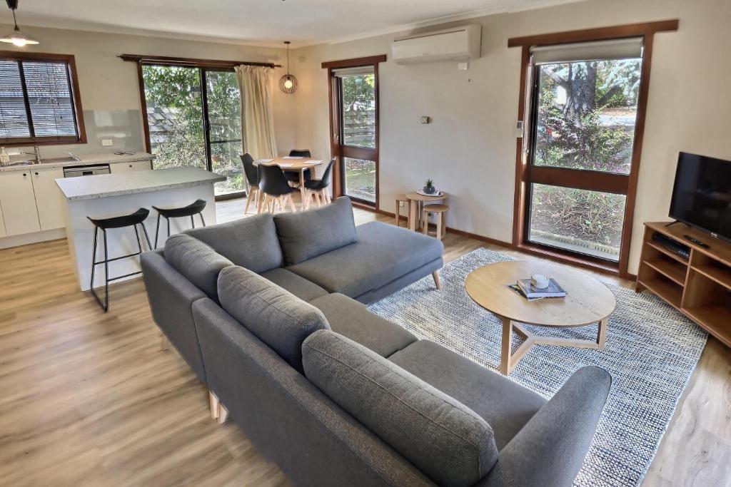 una sala de estar con un sofá y una mesa en Peace Retreat Bright, en Bright