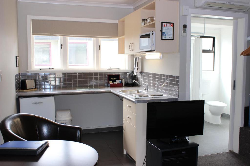 Kuchyň nebo kuchyňský kout v ubytování Quality Inn Acapulco Taupo