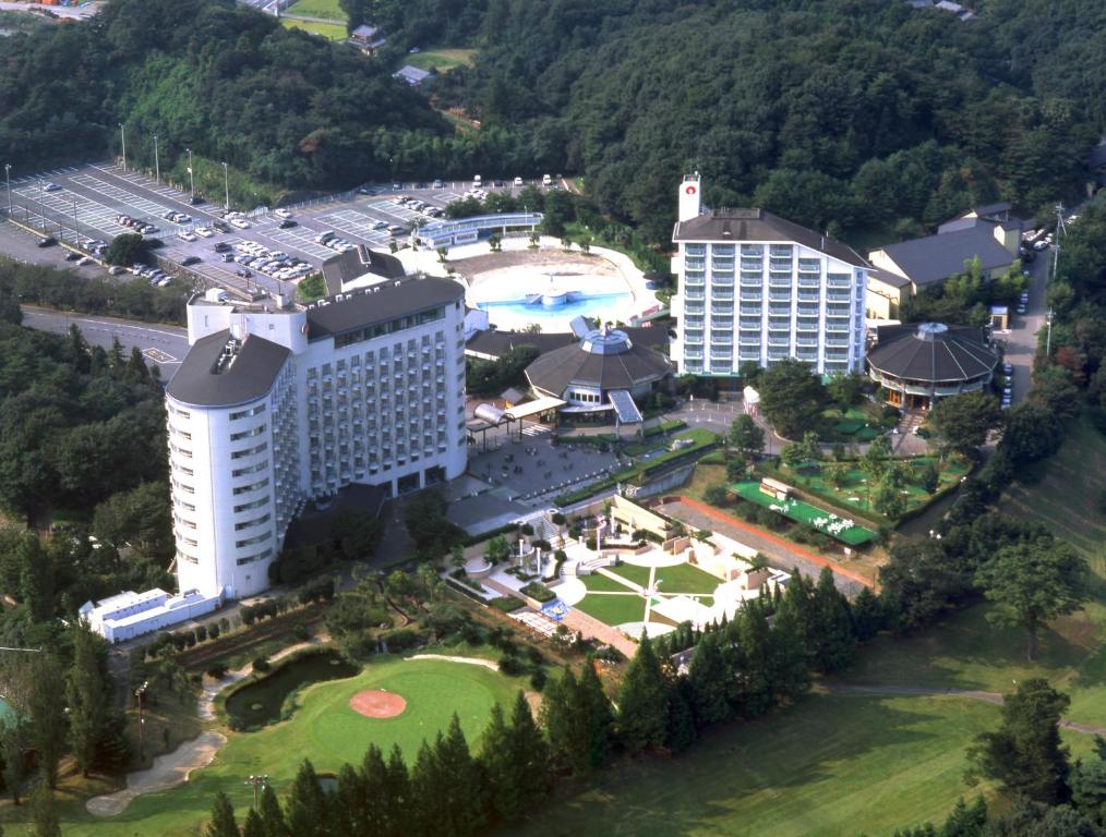 widok z góry na hotel i ośrodek w obiekcie Hotel Heritage w mieście Kumagaya