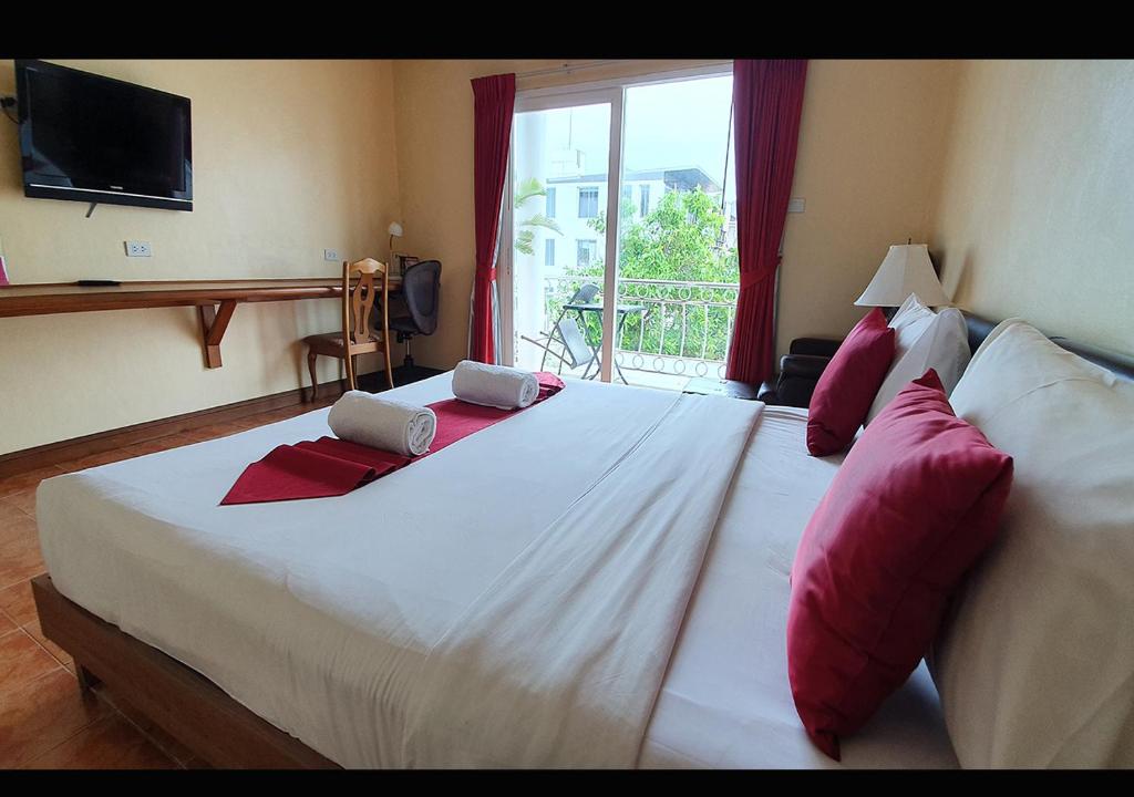 Postel nebo postele na pokoji v ubytování Patong Karlssons Hotel