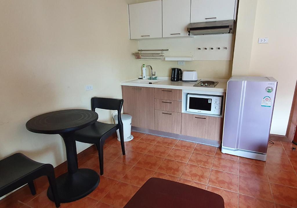 Kuchyň nebo kuchyňský kout v ubytování Patong Karlssons Hotel