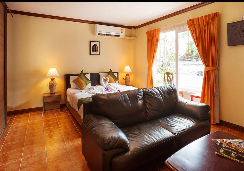 Posezení v ubytování Patong Karlssons Hotel