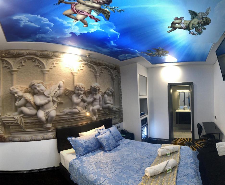 een slaapkamer met een bed met een schilderij aan het plafond bij Amelia Boutique Hotel in Brisbane