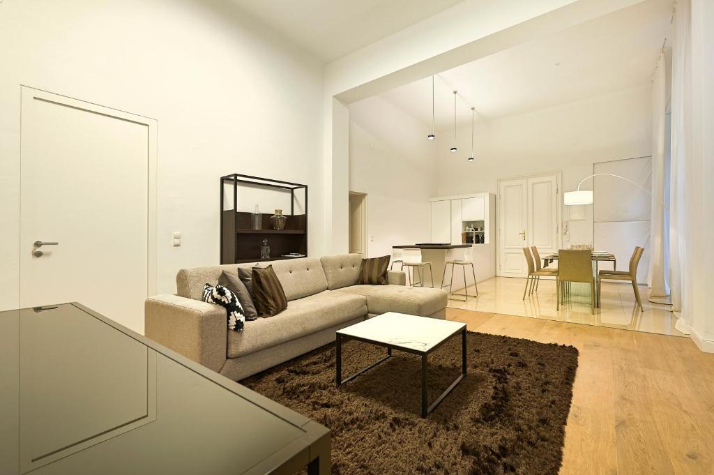 un soggiorno con divano e tavolo di Central Luxury Apartment a Vienna