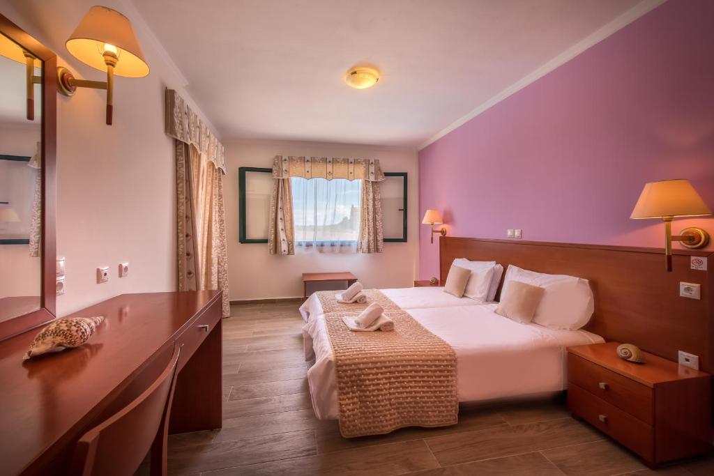 Postel nebo postele na pokoji v ubytování Hotel St John Villas