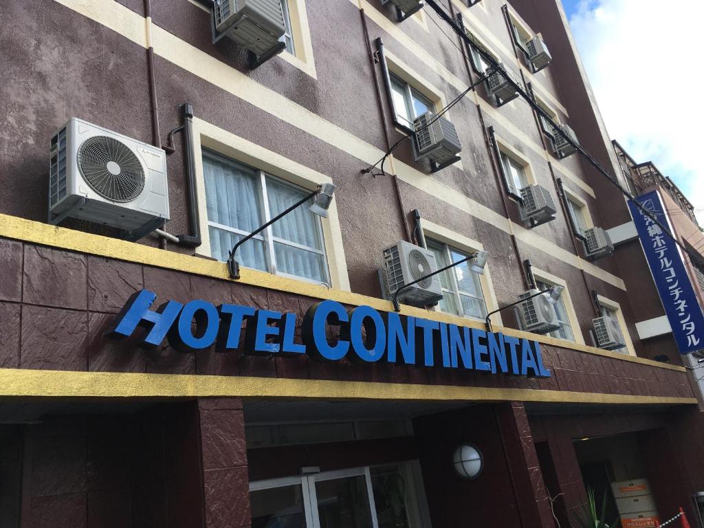 una señal de hotel en el lateral de un edificio en Okinawa Hotel Continental, en Naha