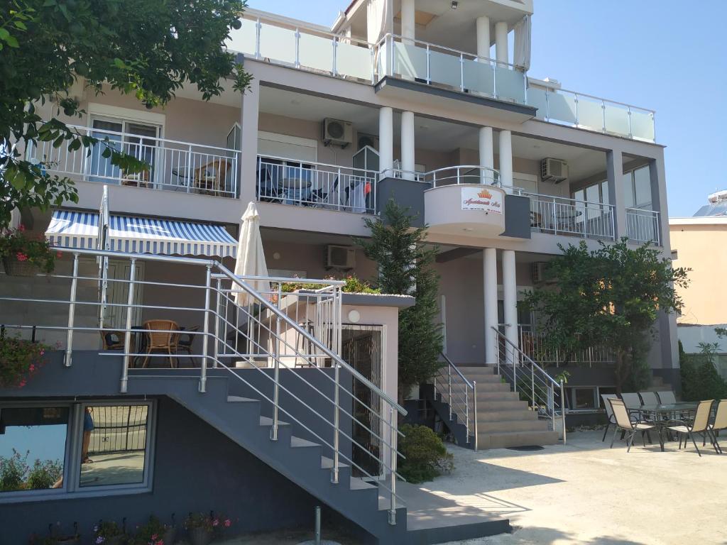 een appartementencomplex met trappen, tafels en stoelen bij Apartment's Meti in Ulcinj