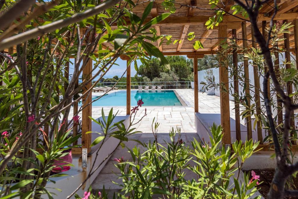 Bazén v ubytovaní Villa Arios, pool, jacuzzi and sea alebo v jeho blízkosti
