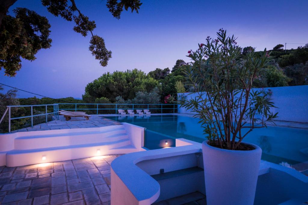 Bazén v ubytovaní Villa Arios, pool, jacuzzi and sea alebo v jeho blízkosti