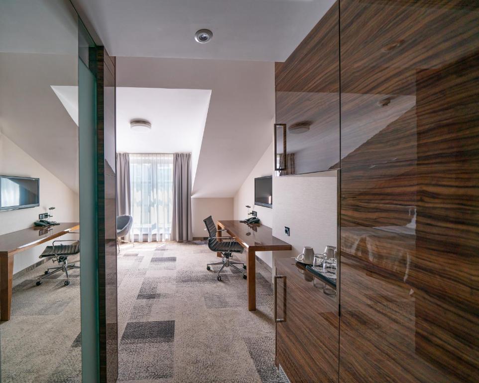 Televízia a/alebo spoločenská miestnosť v ubytovaní Q Hotel Grand Cru Gdańsk