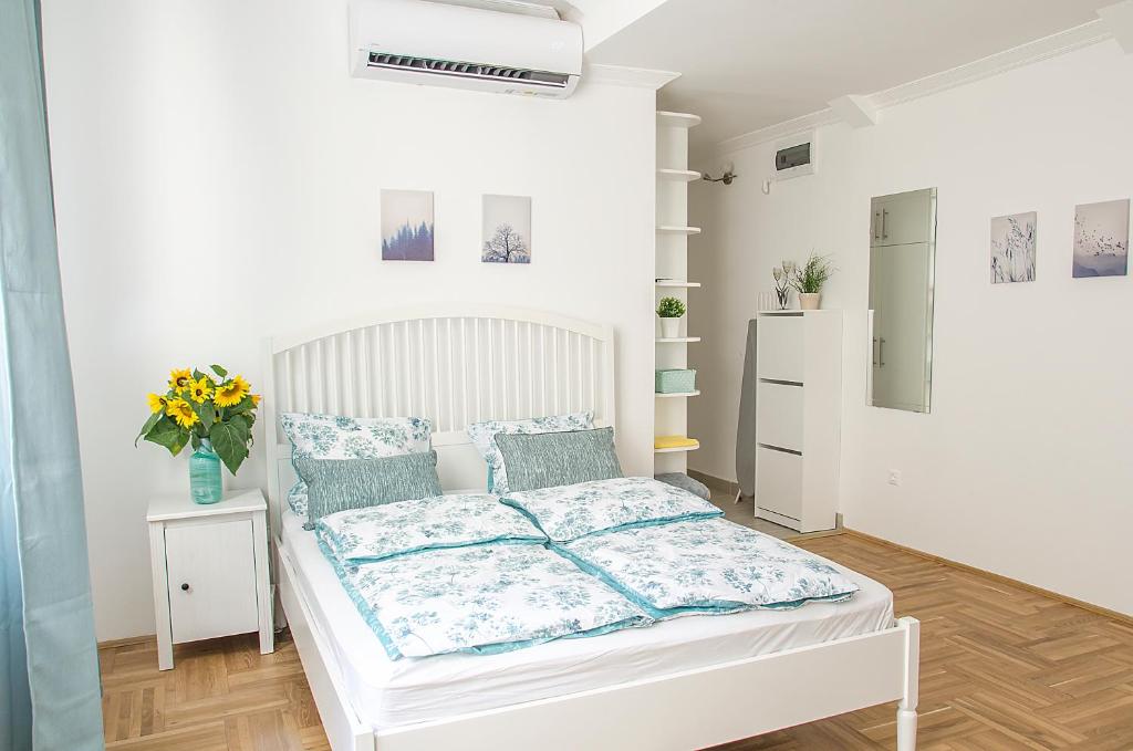 A bed or beds in a room at Harrison(e)