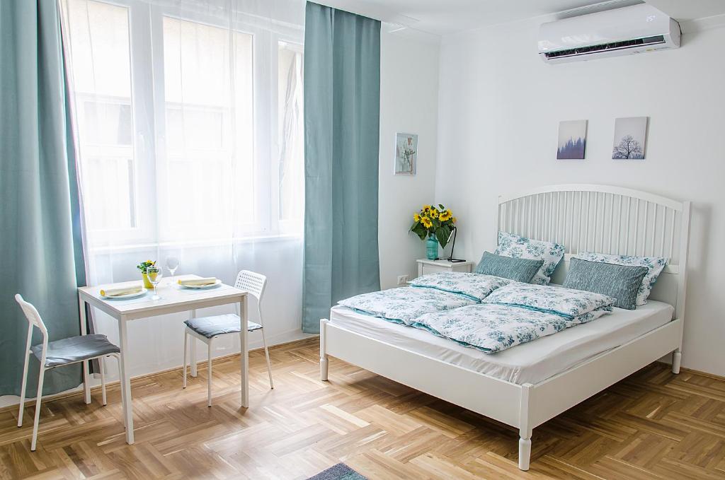 1 dormitorio con cama, mesa y escritorio en Harrison(e) en Budapest