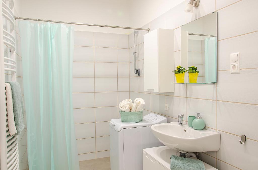A bathroom at Harrison(e)