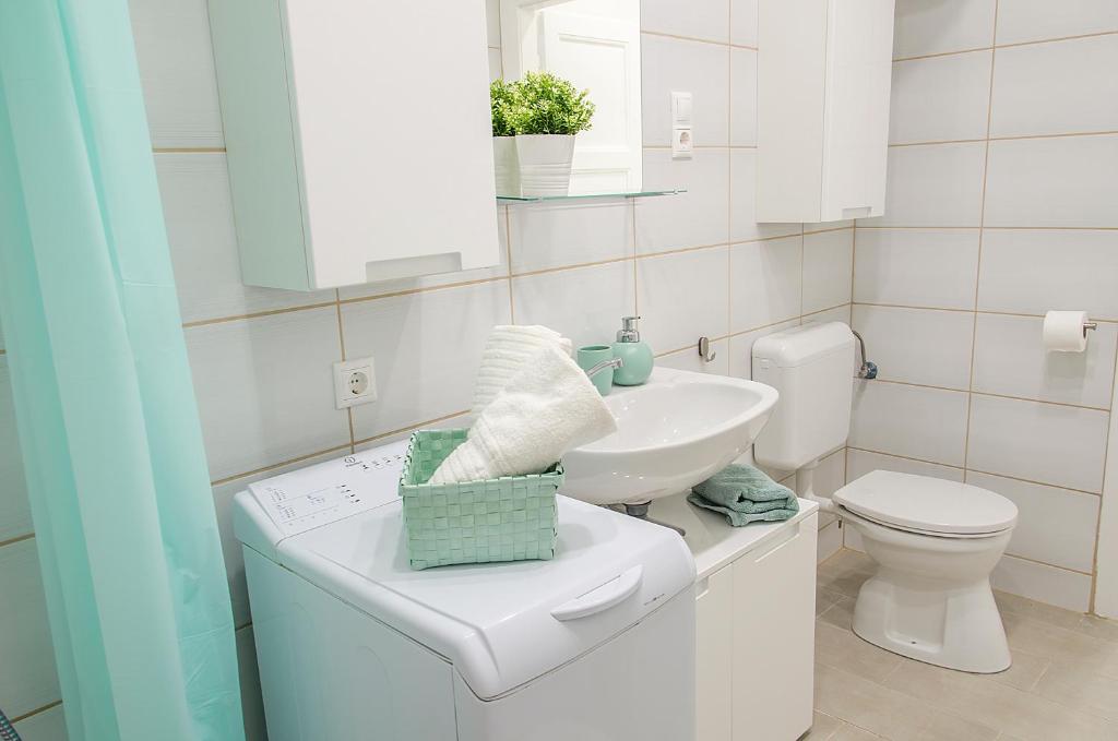 A bathroom at Harrison(e)