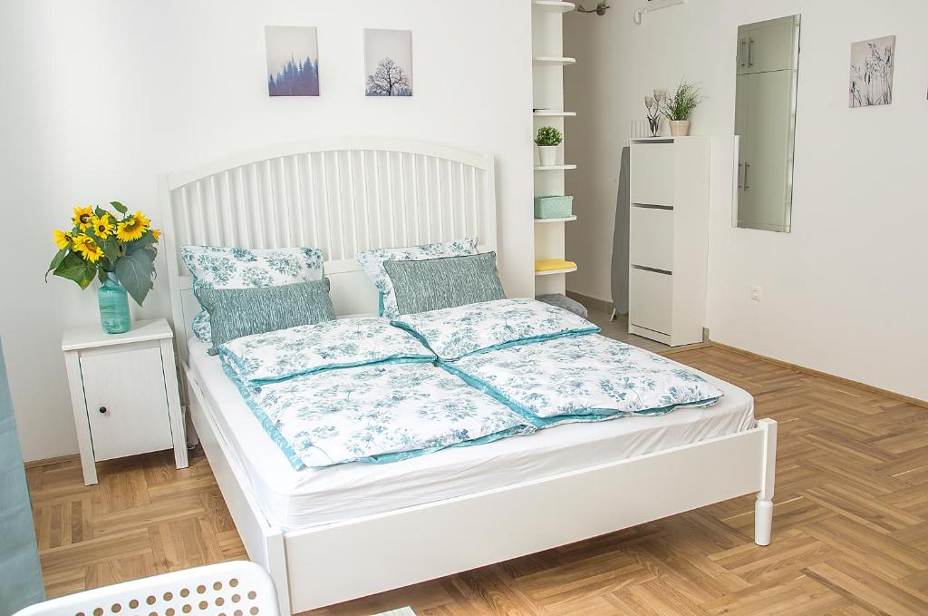 A bed or beds in a room at Harrison(e)