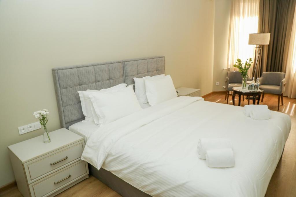Postel nebo postele na pokoji v ubytování Teryan Pushkin Apart Hotel
