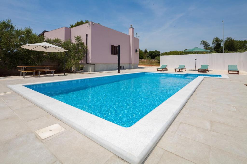 Πισίνα στο ή κοντά στο Holiday House Fontanele