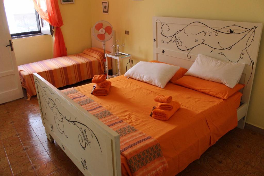 um quarto com uma cama com um urso de peluche em Welcome to the "Rossinelli Lodge" em Montauro