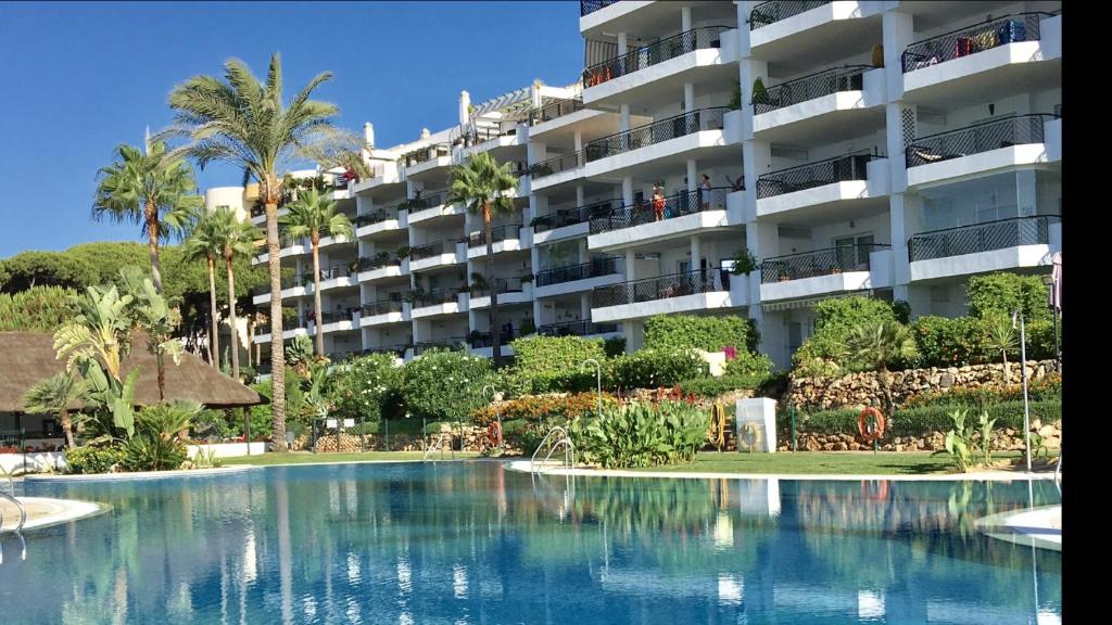 Bazén v ubytovaní MI CAPRICHO BEACHFRONT- 9F Apartment with sea views - Costa del Sol alebo v jeho blízkosti