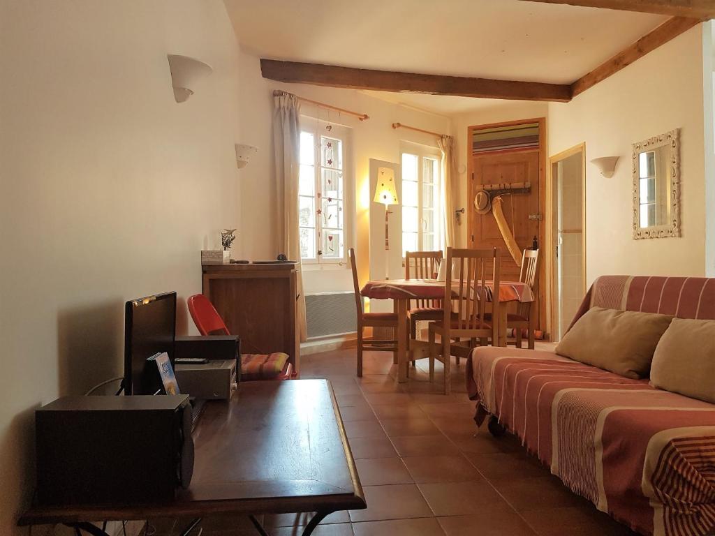 salon z kanapą i stołem w obiekcie Appartement de charme à 50m de la plage de sable w mieście Collioure