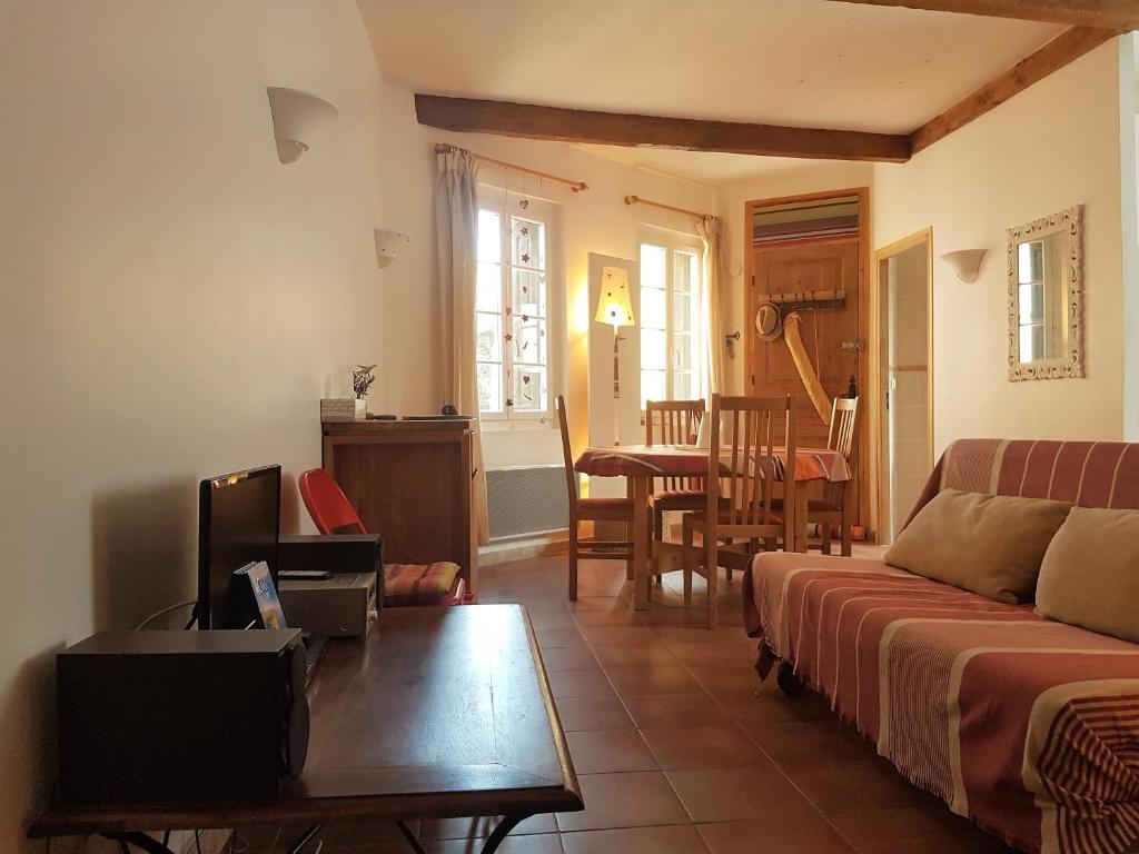 a living room with a couch and a table at Appartement de charme à 50m de la plage de sable in Collioure