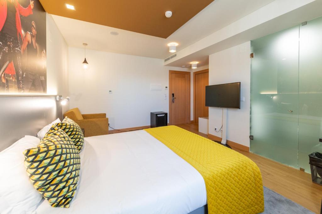 TV a/nebo společenská místnost v ubytování America Diamonds Hotel