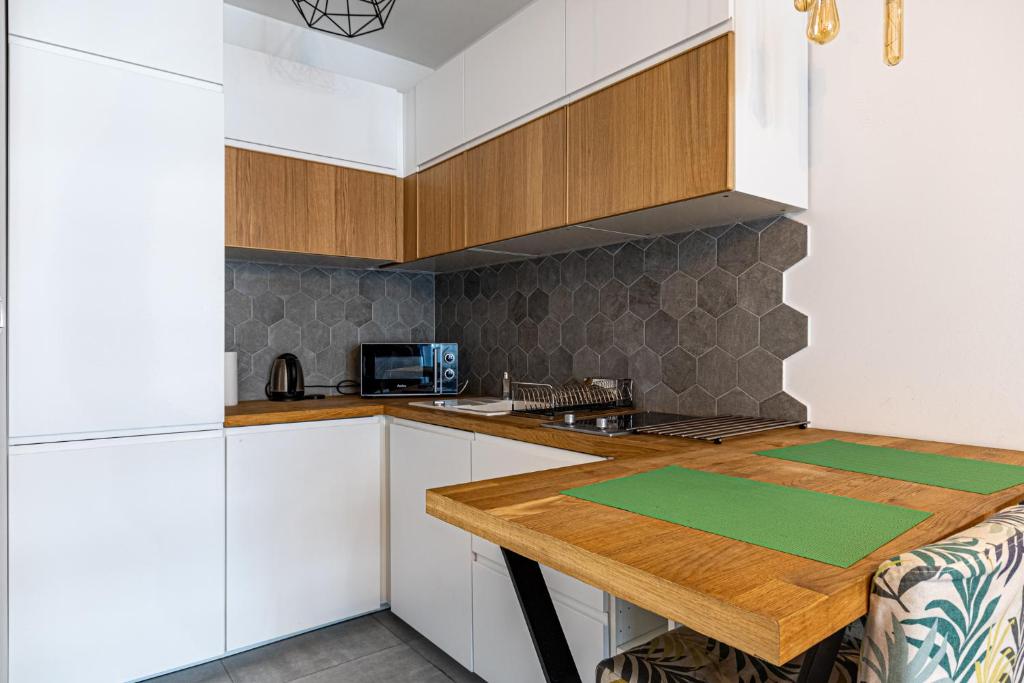 Kuchnia lub aneks kuchenny w obiekcie Apartament OdraTower (wroc4night)