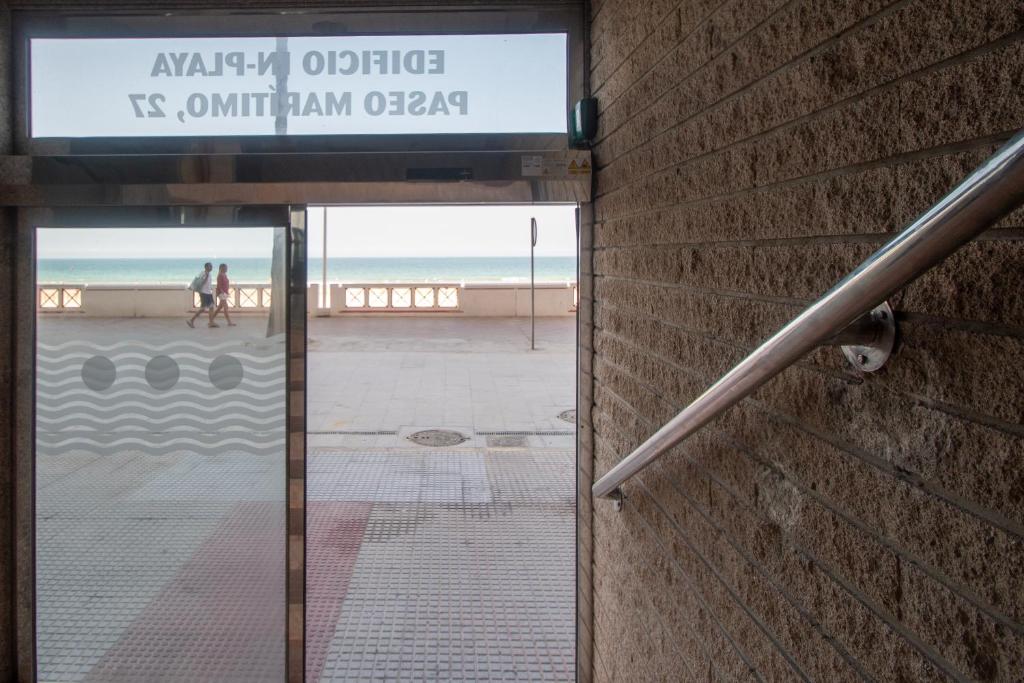 a sign on a building next to a beach at Apartamento La Terraza del Mar in Cádiz