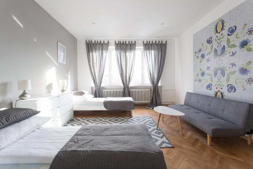 una sala de estar con una cama y un sofá en Hostel Zakątek ulica Grunwaldzka, en Bielsko-Biala