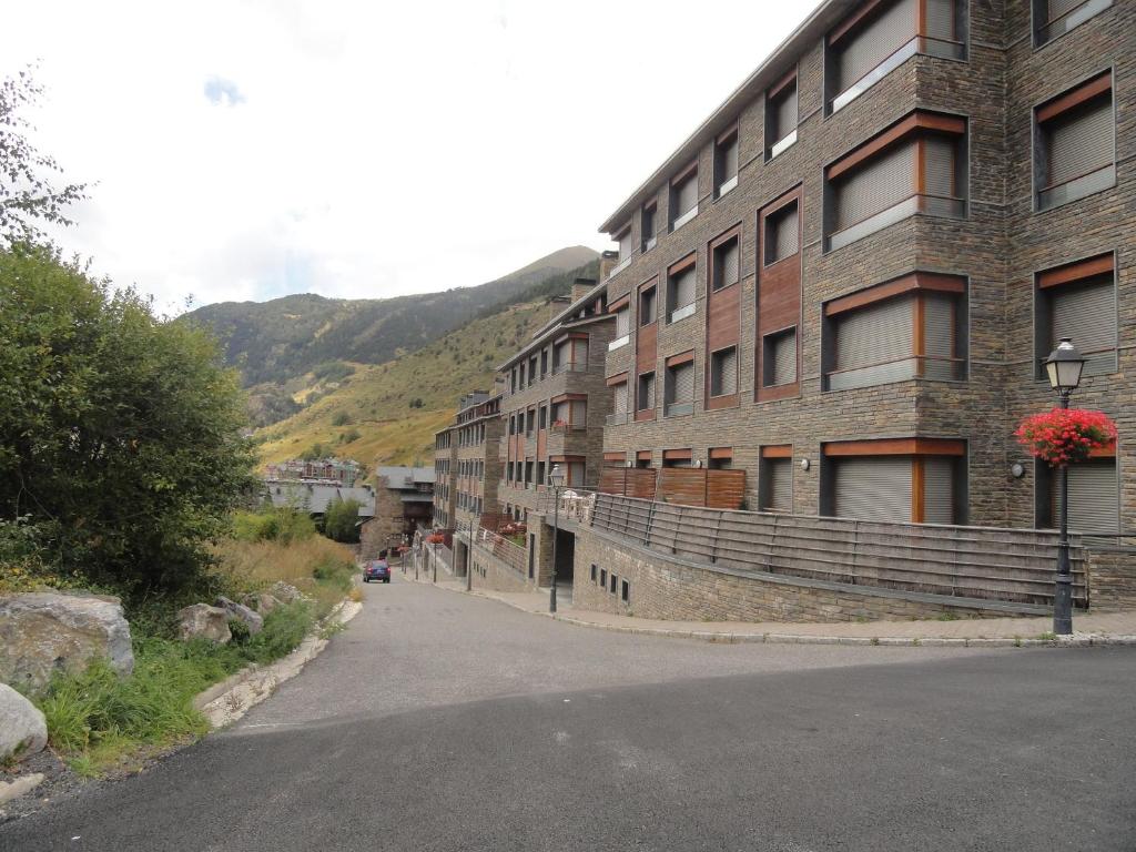 an empty street in front of a building at Sol Tarter in El Tarter