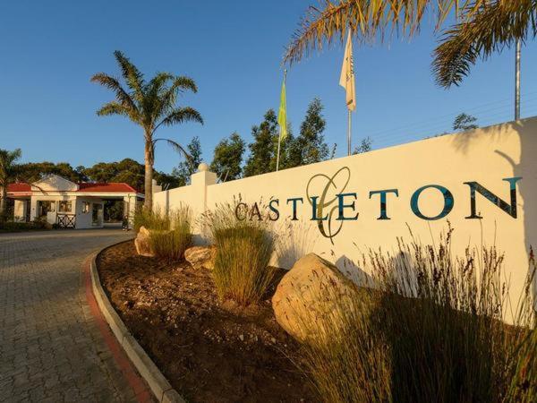 ein Schild für ein Westton-Schild am Straßenrand in der Unterkunft Castleton Plettenberg Bay in Plettenberg Bay