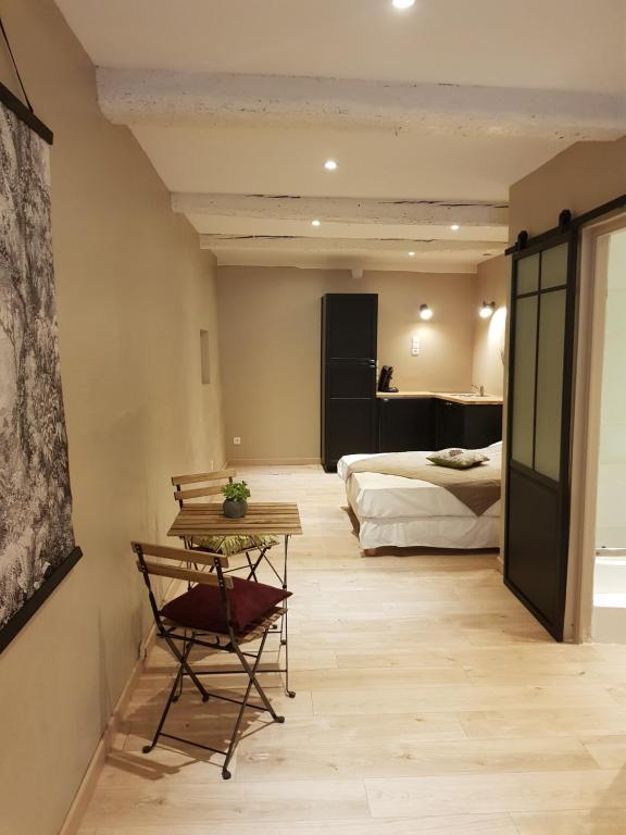 Zimmer mit einem Bett, einem Tisch und einem Bett in der Unterkunft OPERAPPART in Toulon